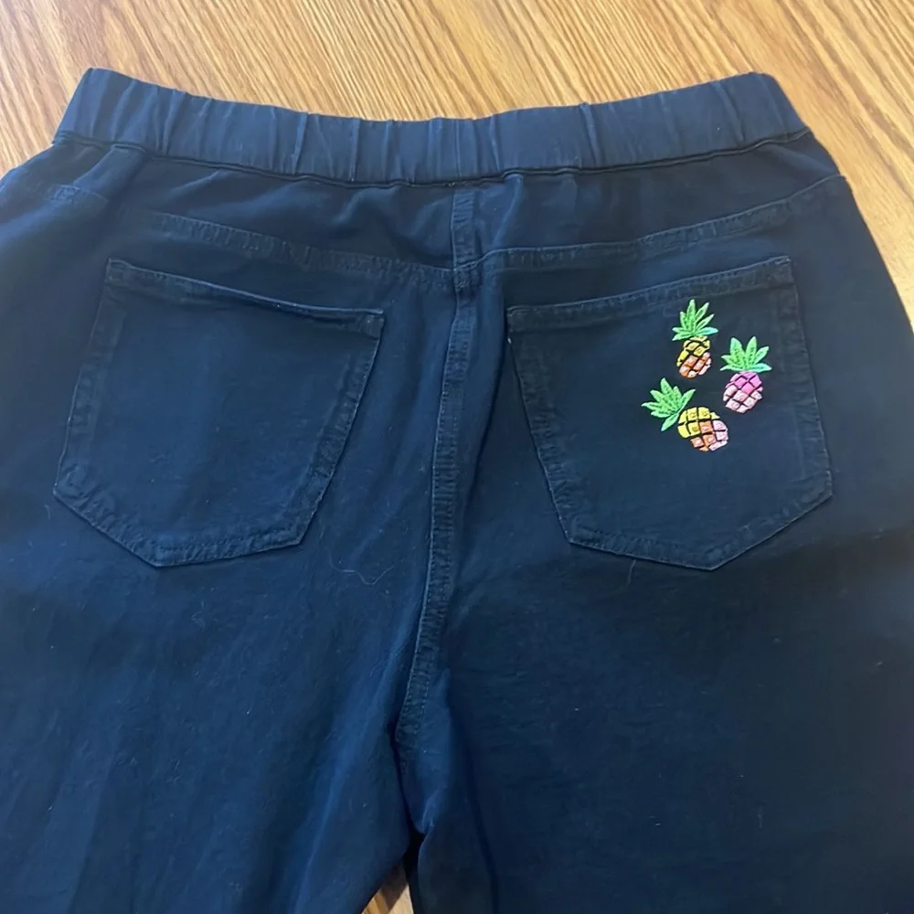 Quaker Factory Dream Jeanne’s 5 pocket Crop Pant Sz Small - pineapple design - Picture 4 of 7